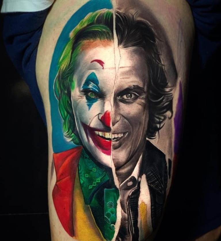 joker's lach op zijn arm