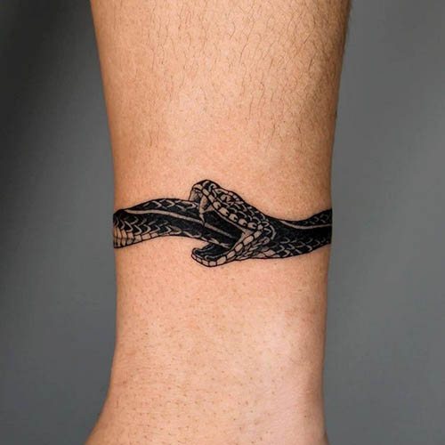 Ouroboros-tatuointi. Luonnos, eli käsivarren, jalan, ranteen, selän, kaulan ympärillä.