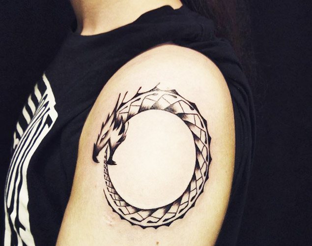 Ouroboros-tatovering. Skitse, dvs. rundt om armen, benet, håndleddet, på ryggen, nakken