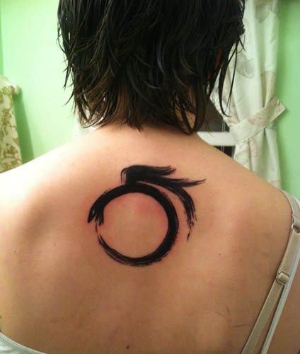 Tetovanie Ouroboros. náčrt, čo znamená okolo ruky, nohy, zápästia, na chrbte, krku