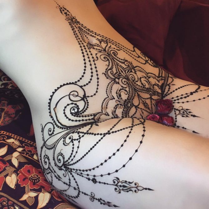 Τατουάζ με μοτίβο στην κοιλιά