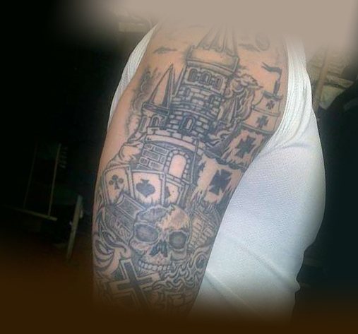 Vversione del tatuaggio di un pasticcio sulla spalla di un detenuto