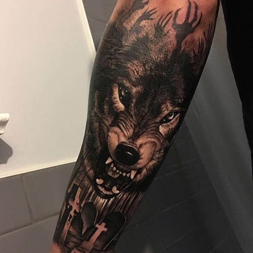 Wolfsgrinsen-Tattoo. Foto, Bedeutung auf der Schulter, dem Unterarm, dem Rücken, dem Arm