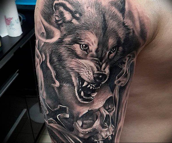 Ulve-grin tatovering. Billede, betydning på skulderen, underarmen, ryggen, armen
