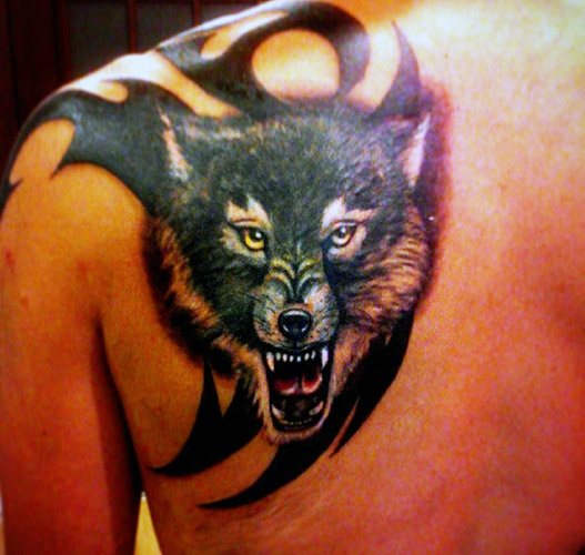 Τατουάζ με χαμόγελο λύκου. Φωτογραφία, δηλαδή στον ώμο, στο αντιβράχιο, στην πλάτη, στο χέρι