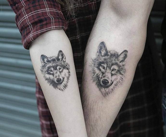 Wolf en zij-wolf tattoo - perfect harmonieus paren trouw symbool