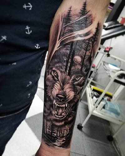 Vilkas su atvira burna tatuiruotė. Paveikslėlio reikšmė, paveikslėlis