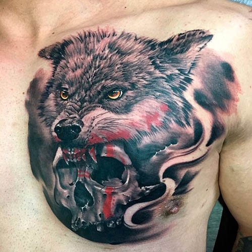 Farkas nyitott szájjal tetoválással. A rajz jelentése, fotó