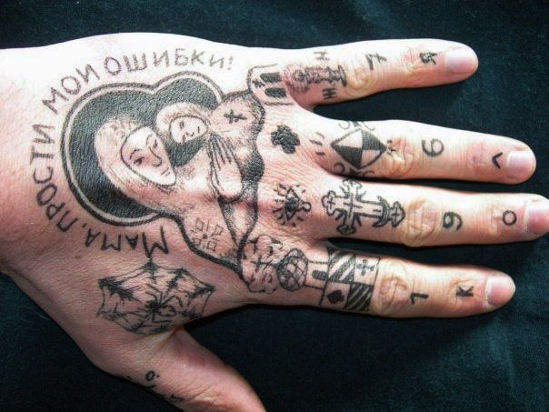 Varkaiden tatuointi hänen sormissaan. Merkitys, valokuva