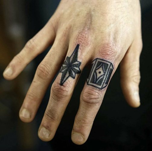 Dieven tatoeages op vingers. Betekenis, foto