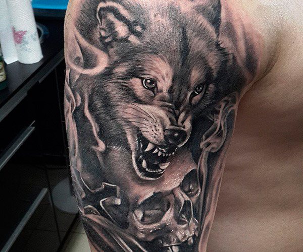 Значение на татуировката с виещ вълк в зоната