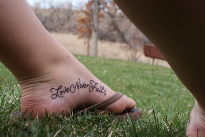 Tatuarea inscripției pe picior arată foarte bine și cu pantofi cu tocuri joase.