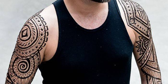Midlertidig tatovering på en mand