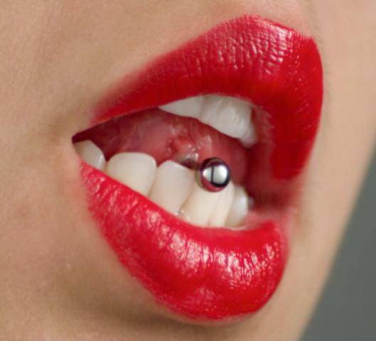 Tout sur le piercing de la langue : perçage, soins, conséquences possibles