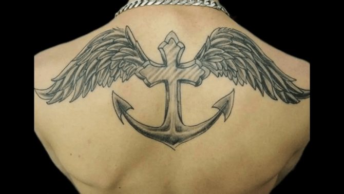 Anker met vleugels op de rug tatoeage