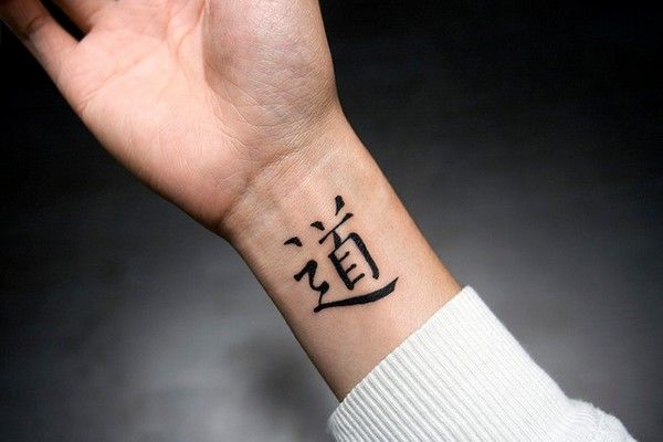 Japanse tekens op de arm getatoeëerd