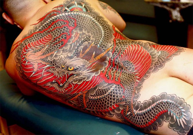 Japanse draak. Schetsen tattoo eenvoudig in kleur, foto, betekenis