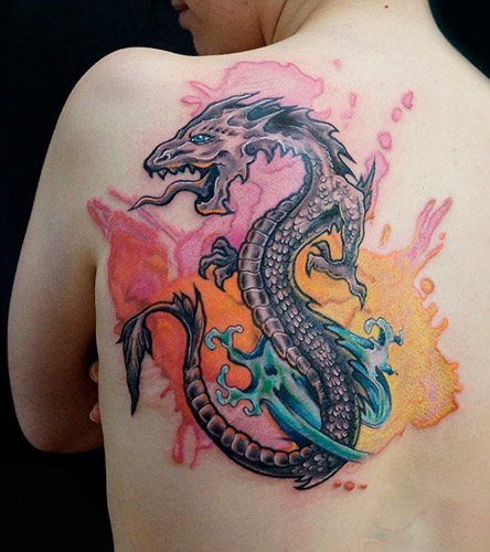 Japanilainen lohikäärme. Luonnoksia yksinkertaisesta tatuoinnista väreissä, valokuva, merkitys