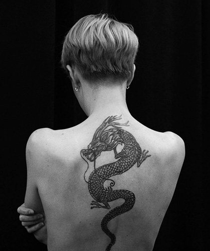 Japanilainen lohikäärme. Luonnoksia tatuointi yksinkertainen väri, valokuva, merkitys