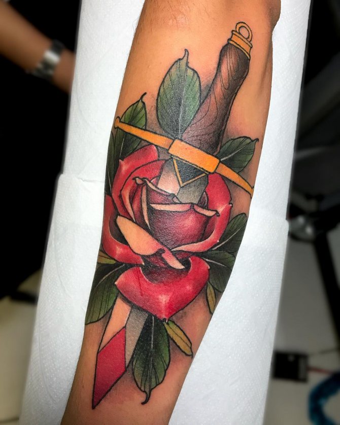 Tatuaj de trandafir cu pumnal viu