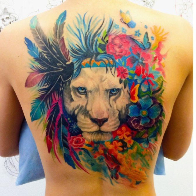 Elävä tatuointi selässä