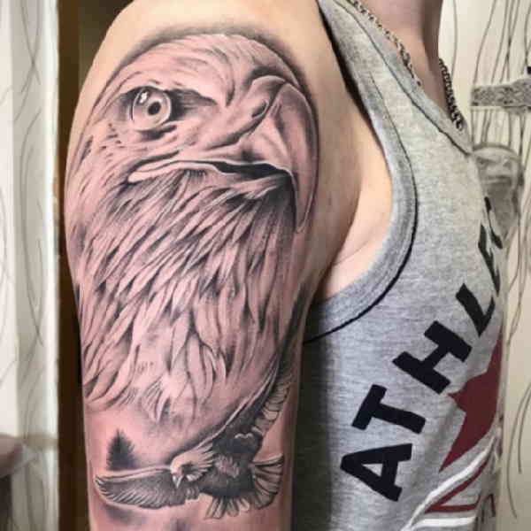 Tatuaggio di un falco sulla spalla