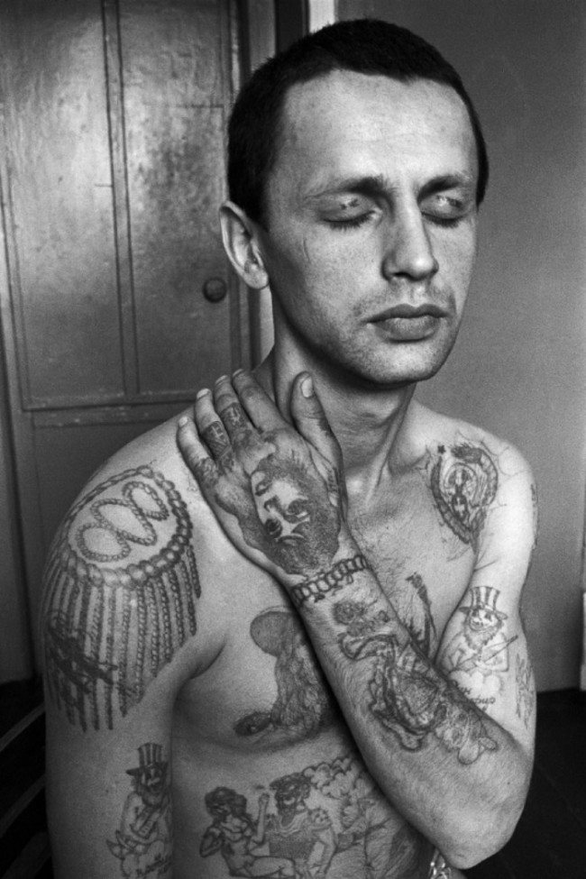 Prigioniero con tatuaggi
