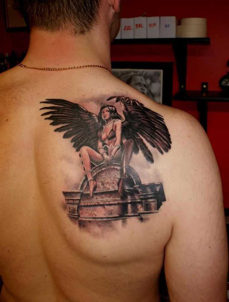 Mulher com asas foi aplicada como uma tatuagem como um talismã