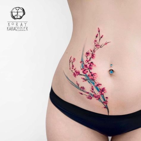 Tatuaj de ramuri de flori de cireș pe spate