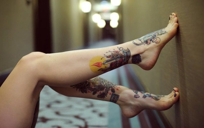 女性的腿部刺青
