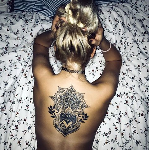 Tatuointi selässä