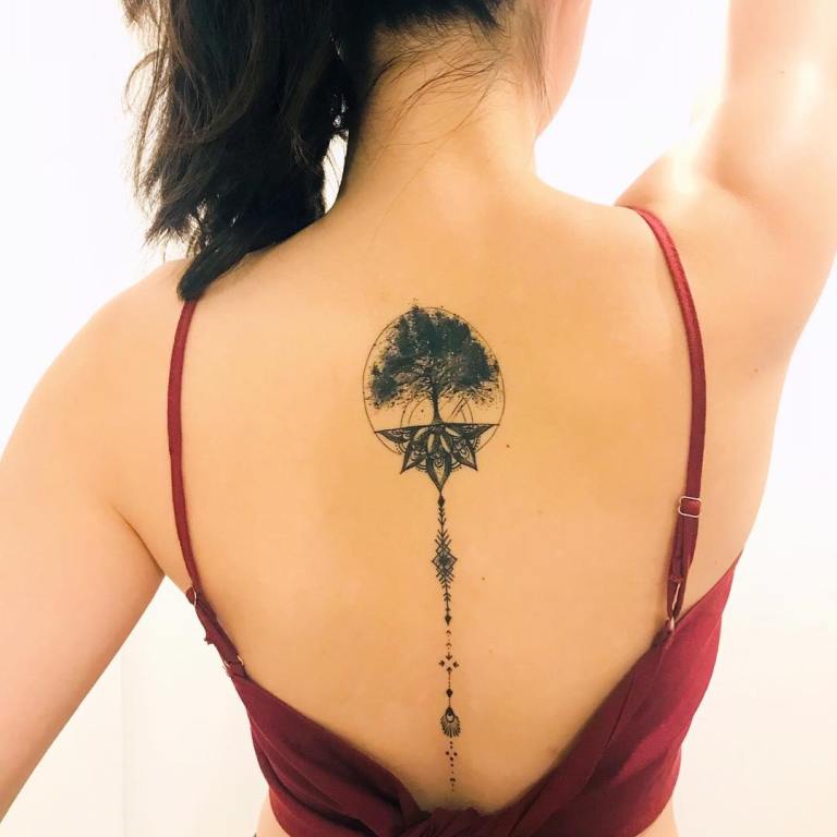 Γυναικεία τατουάζ στην πλάτη