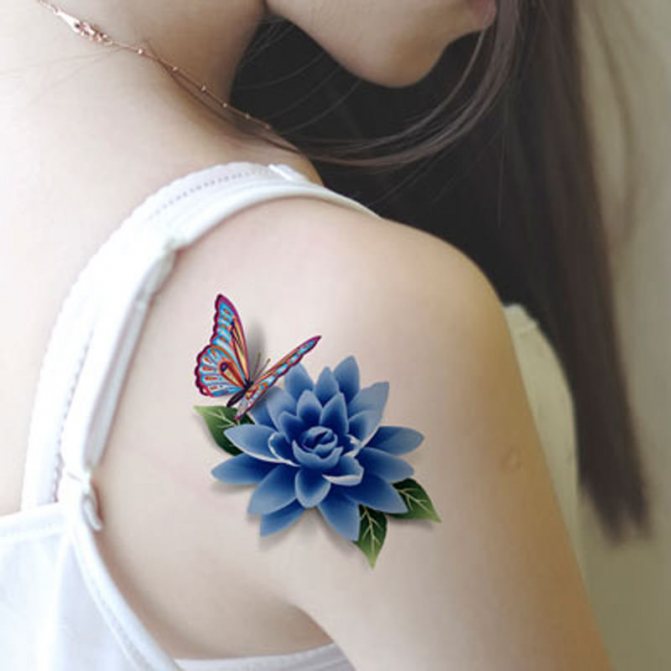 Tatuagem da senhora no ombro como uma flor brilhante com uma borboleta