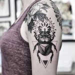 Skarabæ-tatovering. Betydning, skitser, fotos på ben, arme, håndled, ryg, nakke