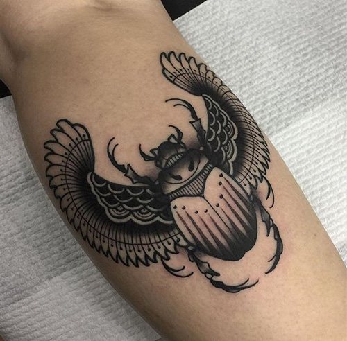 Tatuaj cu scarabeu scarabeu. Semnificație, schițe, fotografii pe picior, mână, încheietura mâinii, spate, gât