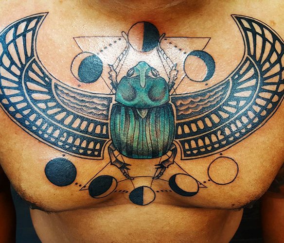 Tatuaj cu scarabeu scarabeu. Semnificație, schițe, fotografii pe picior, mână, încheietura mâinii, spate, gât