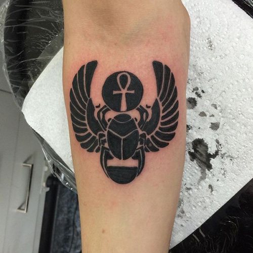Τατουάζ σκαραβαίου σκαθαριού. Σημασία, σκίτσα, φωτογραφίες στα πόδια, τα χέρια, τον καρπό, την πλάτη και το λαιμό
