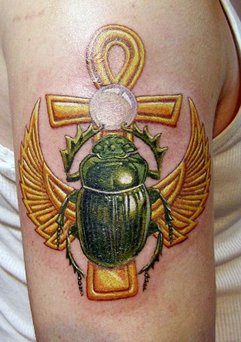 Skarabeuskuoriainen tatuointi. Merkitys, luonnokset, valokuvat jaloista, käsivarsista, ranteista, selästä ja niskasta.