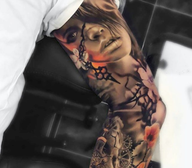 Semnificația fetei de tatuaj pe brațul unui bărbat