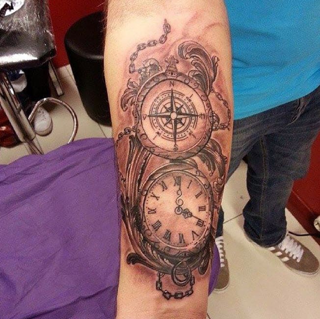 έννοια του τατουάζ πυξίδας με ρολόι