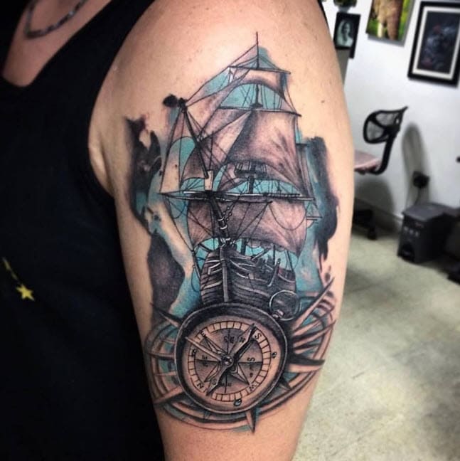 船とコンパスを意味するタトゥー