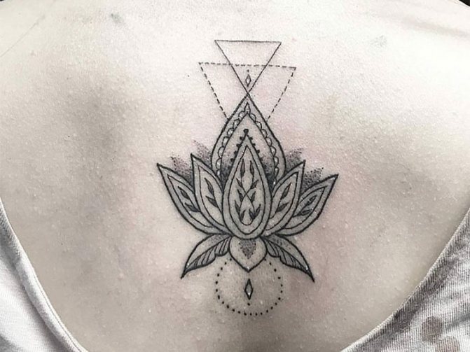 Betydning af tatovering Lotus, tatovering på ryggen