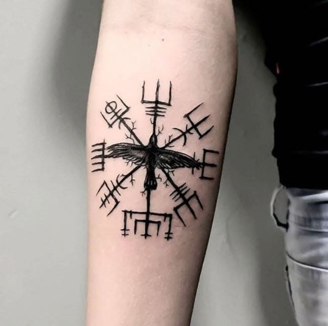 Tatuaj sensul de Viking Norse rune compas rune