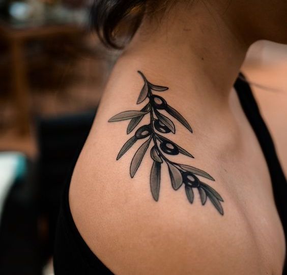 纹身的含义：肩膀上的树枝