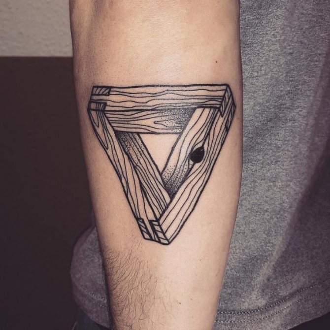 tattoo έννοια του τριγώνου