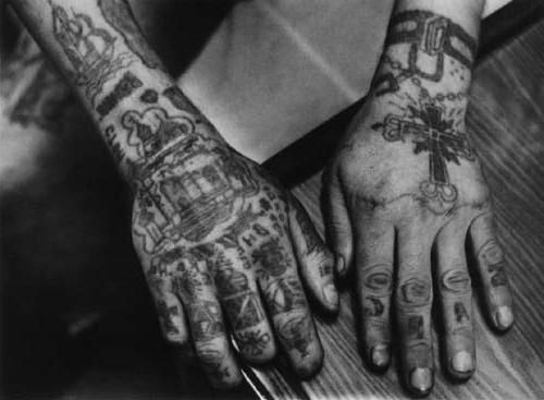 значение на затворническите татуировки върху пръстите