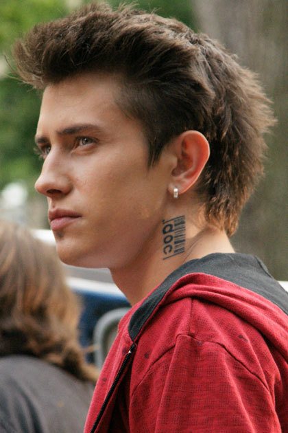 Famoso tatuaggio dell'attore Pavel Prilunoy sul collo