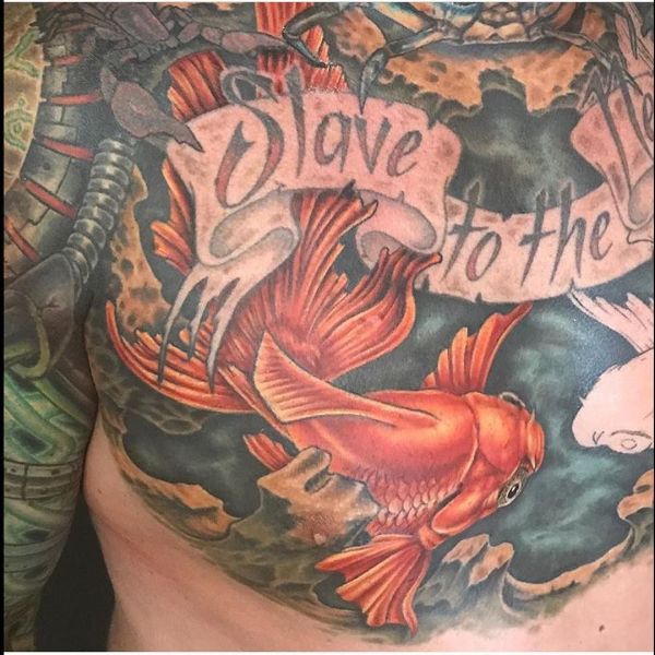 Goldfish tatuaj pe piept