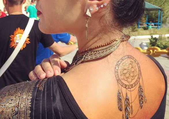 Tatuaggio d'oro Dreamcatcher sulla schiena